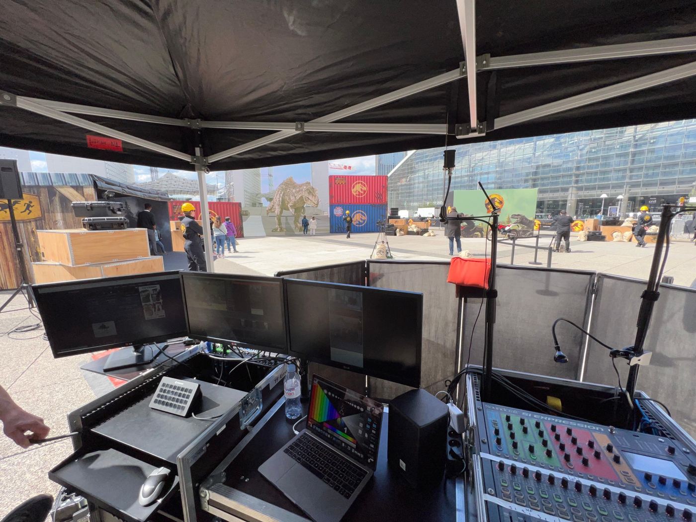 Régie YesWeStream installée sous une tente à La Défense